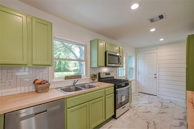 Building Photo - 1319 Elm St
