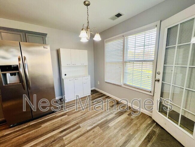 Building Photo - 641 Hogart St