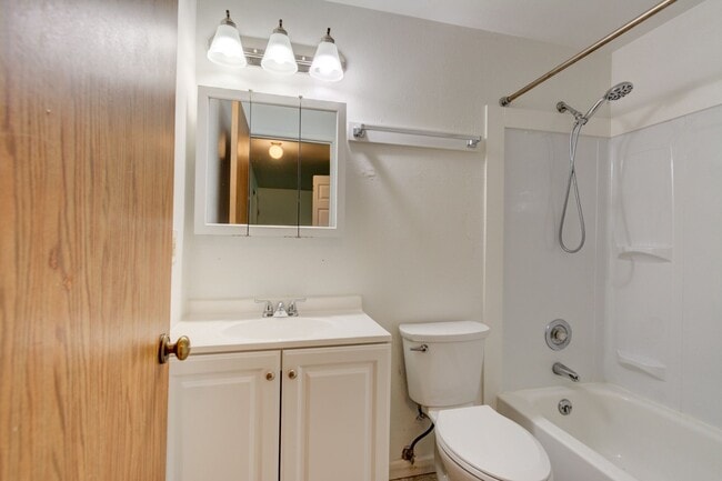 Building Photo - Comfortable 2-Bedroom Apartment