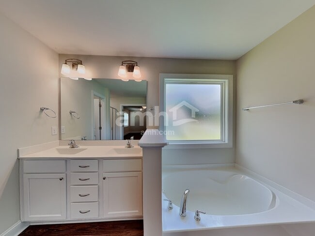 Building Photo - 409 Forest Glen Dr