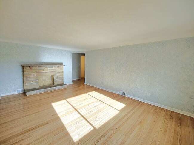 Building Photo - *Well-Maintained & Spacious 3BD/1.5BA Single Family Home Available in Baldwin*