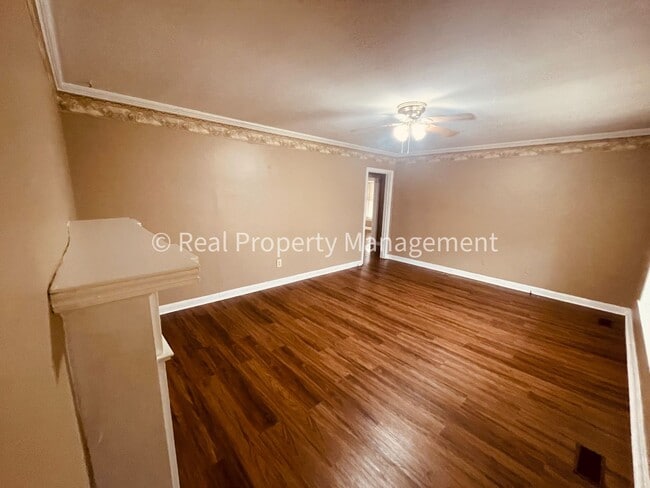 Building Photo - Nice 2 Bedroom 1 Bath Duplex in Park Hill ...