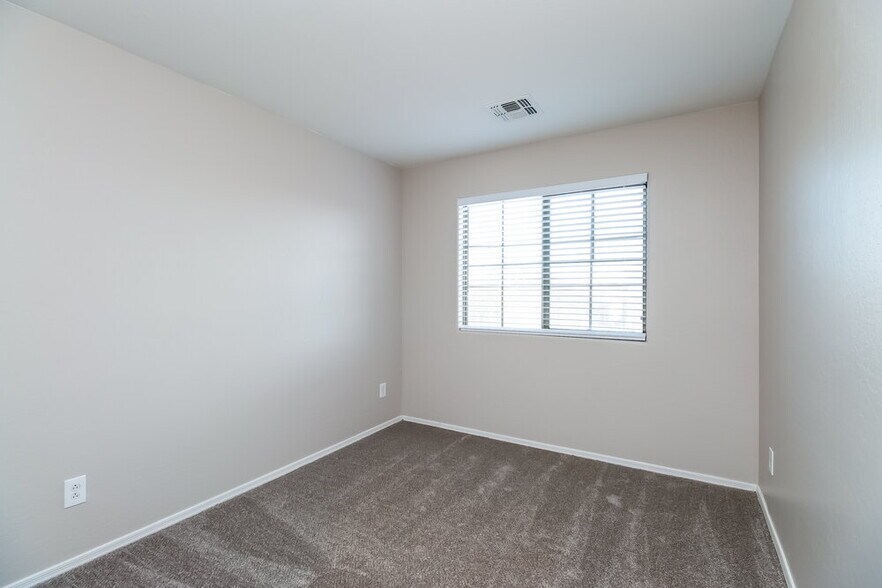 Building Photo - 354 E Bradstock Way