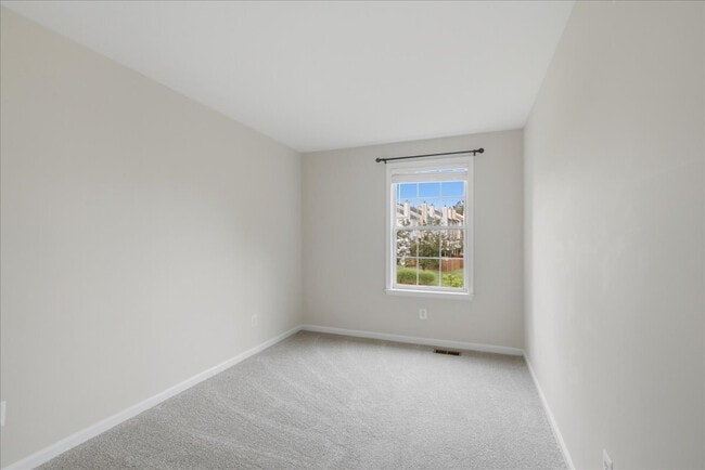 Building Photo - Updated 3BR End-Unit Townhome in Ashburn Farm