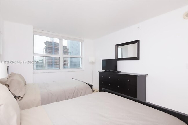 Building Photo - 1155 Brickell Bay Dr