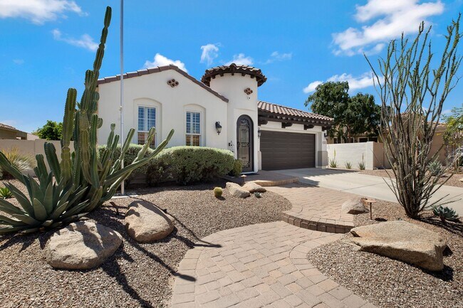 Building Photo - Charming Home with heated Pool & Spa! Amaz...