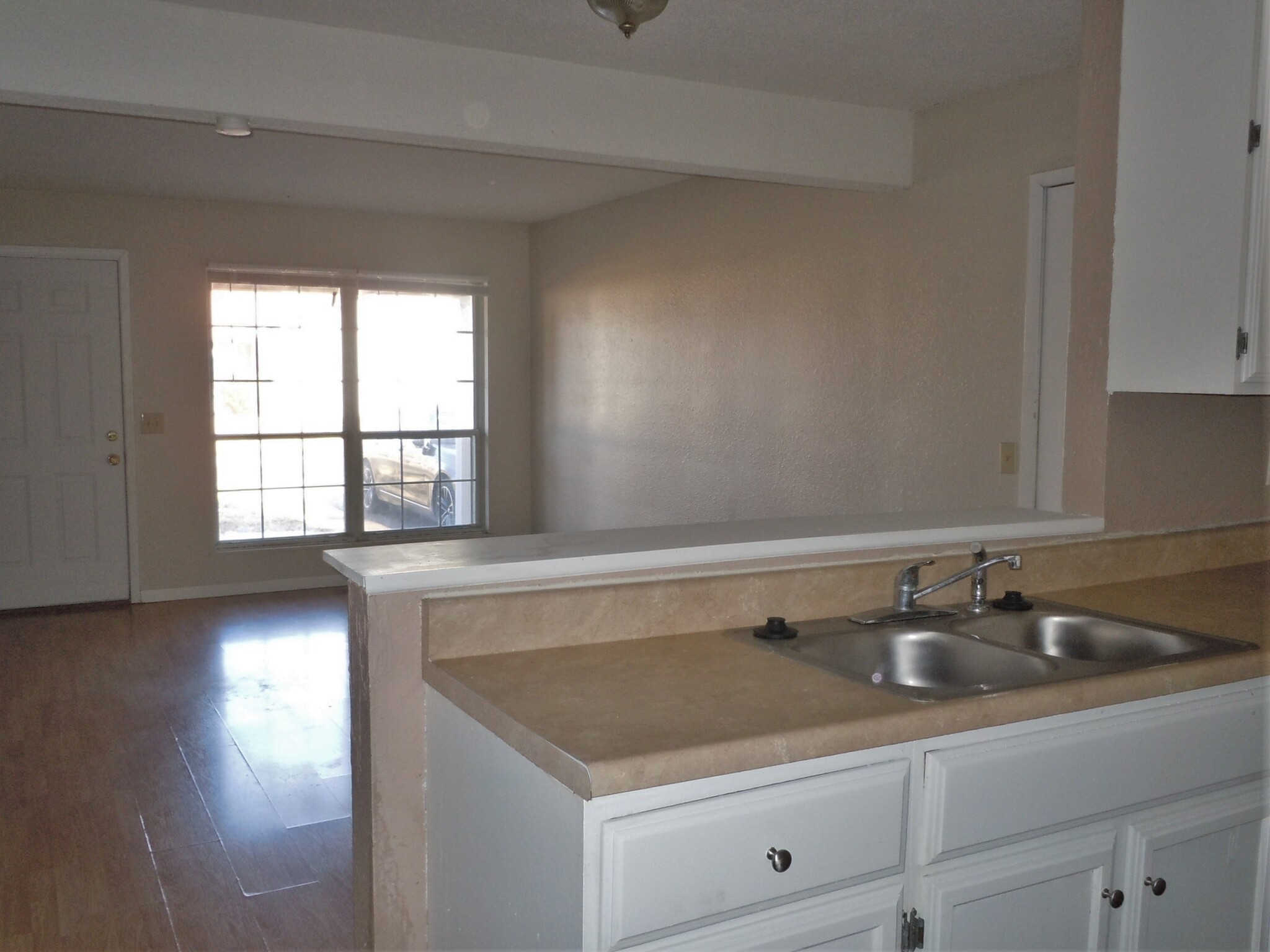 Building Photo - 10 Cougar Dr