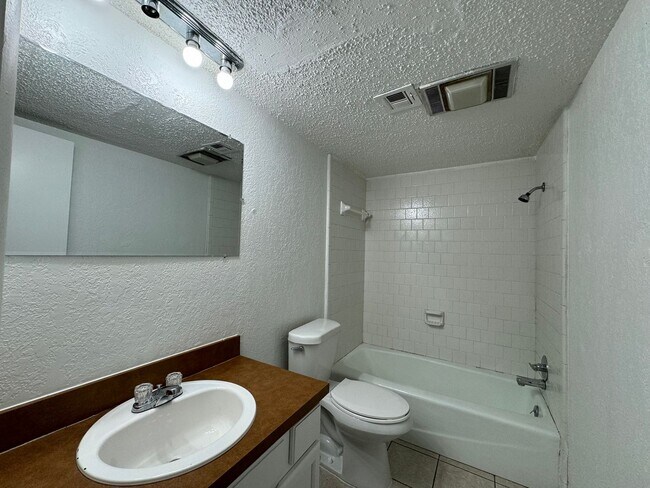 Building Photo - 1825 Sq Ft- 3 Bed/2Bath Duplex- All Appliances Included