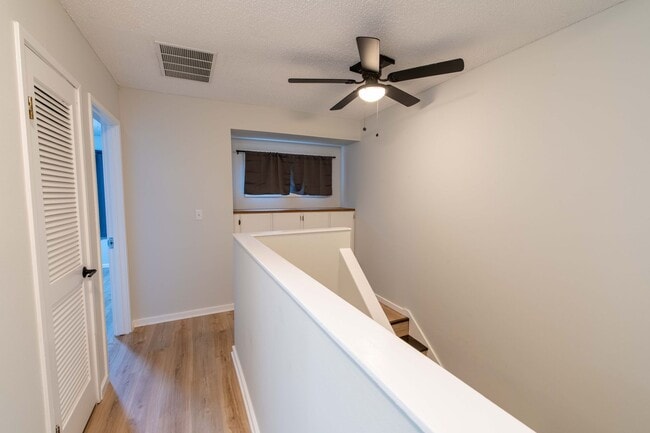 Building Photo - Charming 3 Bed 1.5 Bath Townhome in Wood Village!