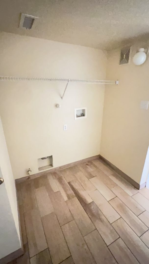 Building Photo - Beautiful Southwest Location 3 bedroom 2 bath 2 car garage