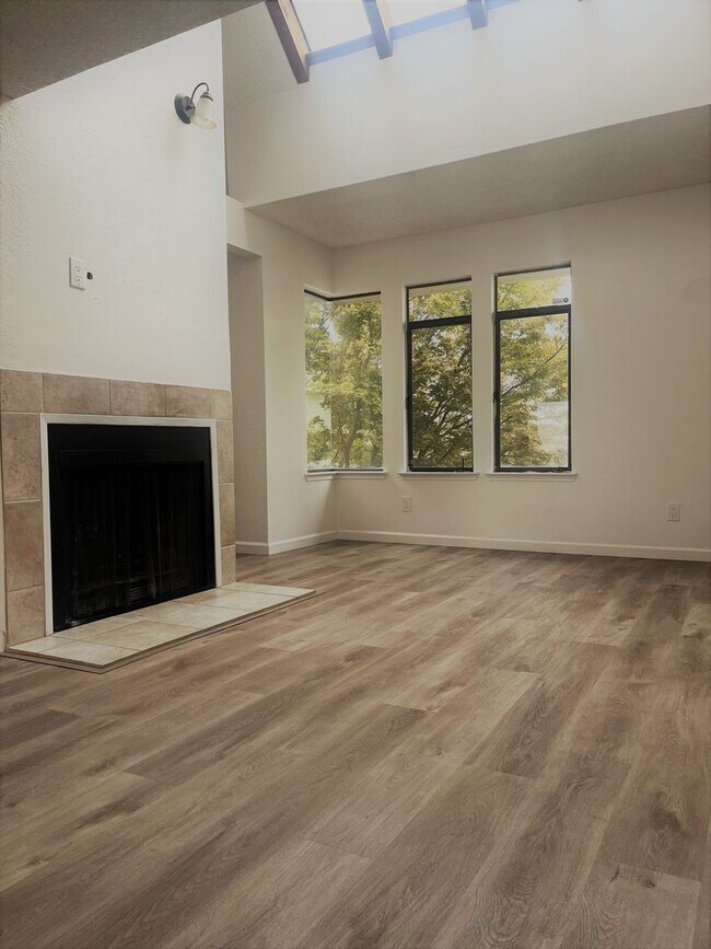 Building Photo - Charming 2 Bed 1.5 Bath Townhome Available...