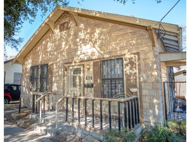 Building Photo - 2 BR 1 BA Gorgeous Home Near Downtown