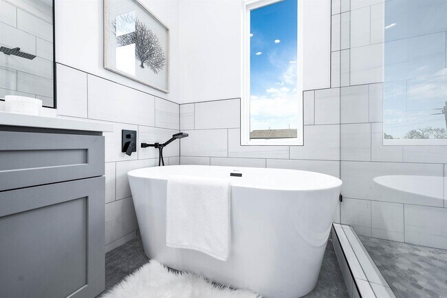 Building Photo - 3805 Coyle St