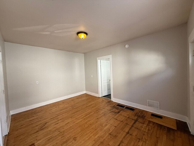 Building Photo - 4 Bedroom, 1.5 Bath Home – Swan Neighborho...