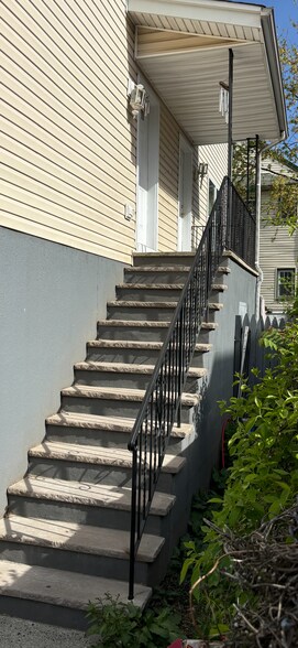 Building Photo - 235 Keen St
