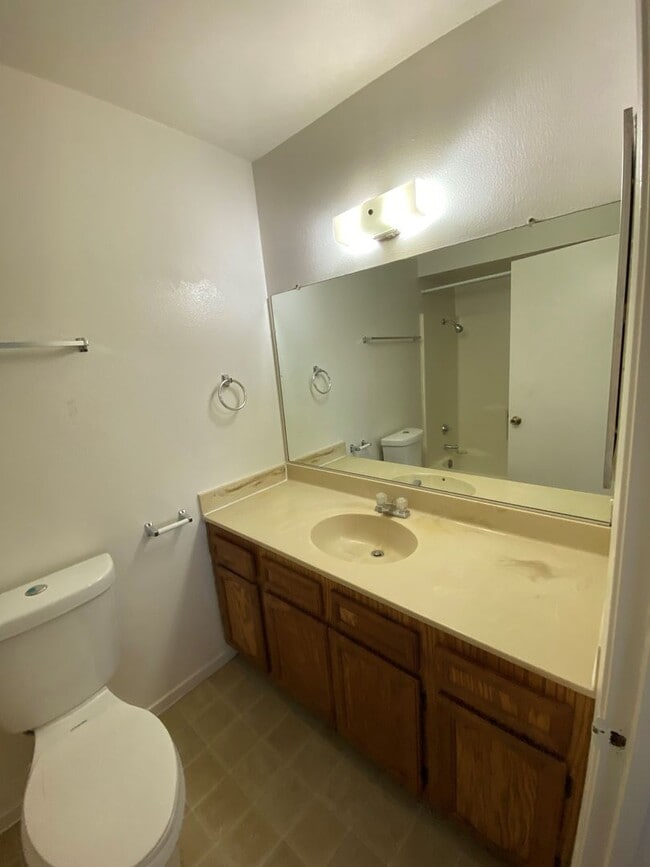 Building Photo - **Back to School Move In Special** 3rd month, 2 weeks free rent!