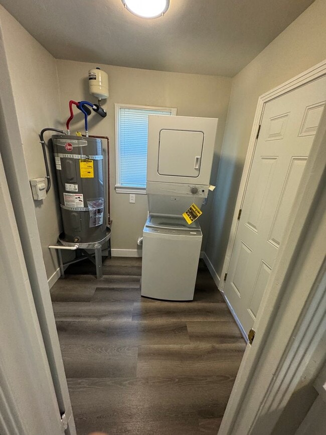 Building Photo - BEAUTIFUL UPDATED DUPLEX 2 BED & ONE BATH!