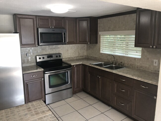 Building Photo - Old West Tampa 4 bedroom Ranch