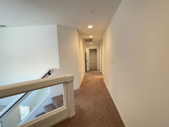 Building Photo - 3 Story house 4 bedroom / 3.5 bath, Southwest