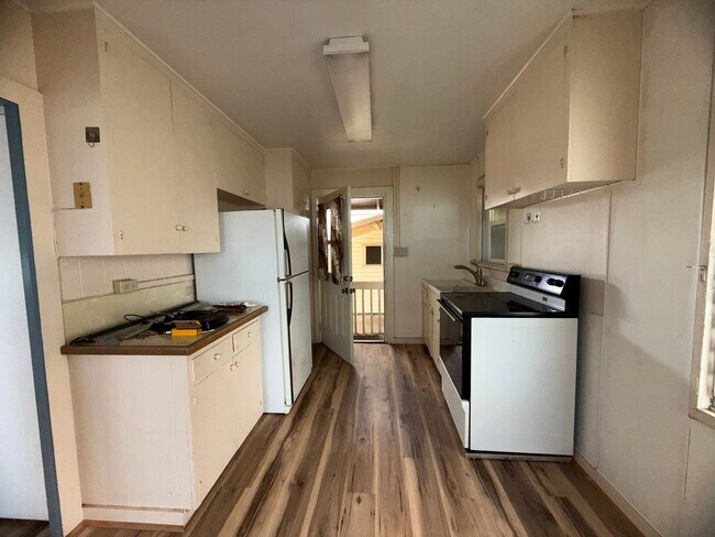 Building Photo - 3 bdrm, 2 bath with a private yard