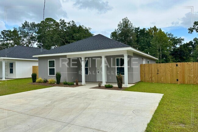 Building Photo - **OPEN HOUSE 08/17 1-3PM** 4 Bed/2 Bath Ho...