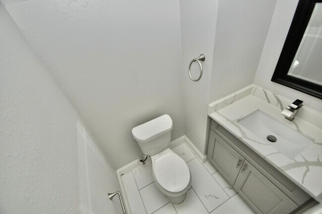 Building Photo - 8819 Hedgestone Ct