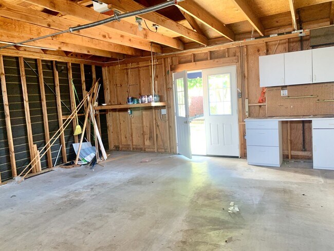 Building Photo - 140 G Ave