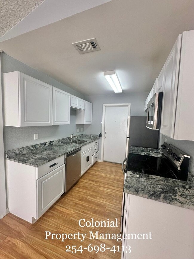 Building Photo - AVAILABLE NOW! 1/2 OFF 1st Month's RENT IF YOU MOVE IN DURING DECEMBER!!!