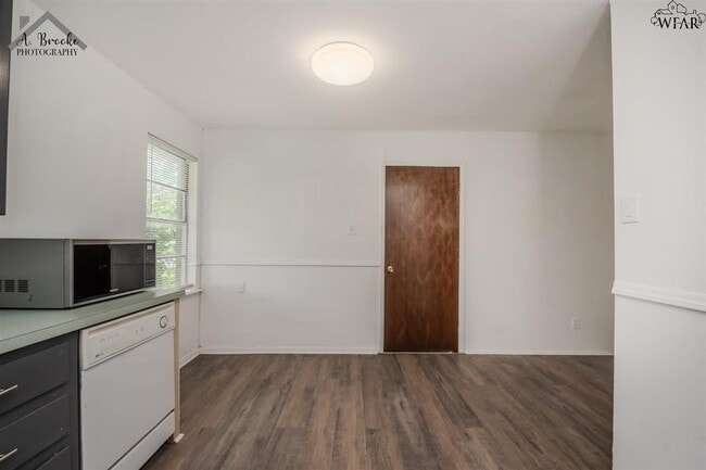 Building Photo - 5017 Kingston Dr