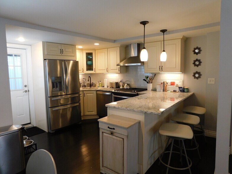 Building Photo - 215 Bolton St