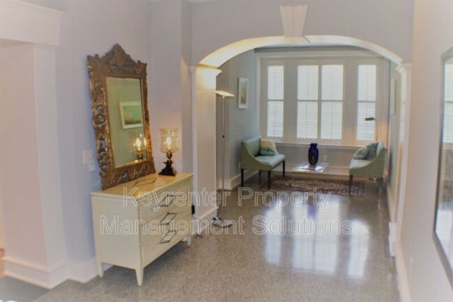 Building Photo - 100 W Village Dr