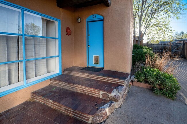 Building Photo - Rustic Santa Fe Charm on Kathryn Ave.