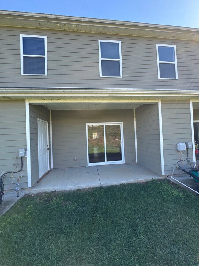 Building Photo - Enjoy Modern Living in This Stylish Woodbridge Glen Townhome!