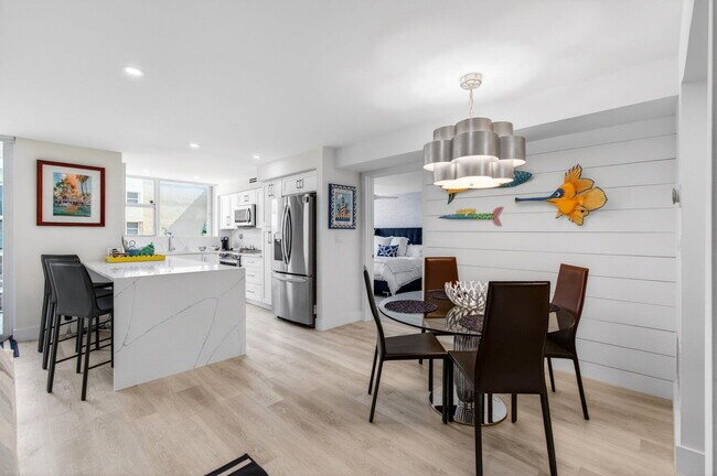Building Photo - 1236 Hillsboro Mile