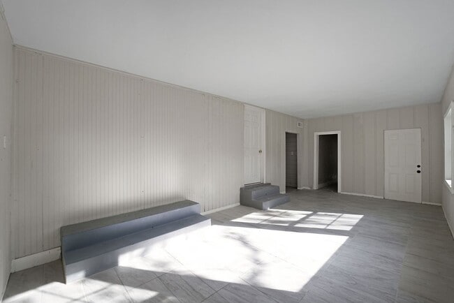 Building Photo - 214 E 1st St