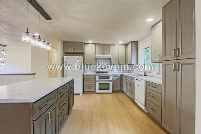 Building Photo - Newly Remodeled 5 Bed, 2 Bath Home with RV/Boat Parking in Oregon City