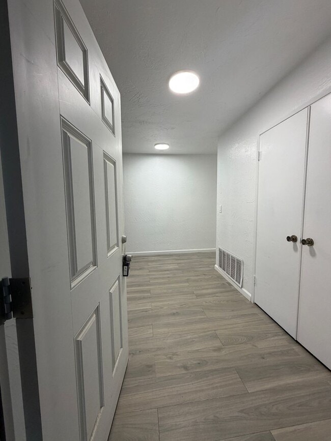 Building Photo - 14606 Riverside St