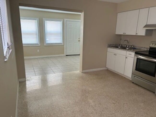 Building Photo - Quaint 2/1.5 bath home
