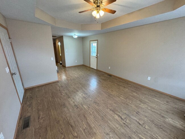 Building Photo - Recently updated 2 bedroom Duplex in Clever