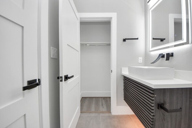 Building Photo - 602 W 28th St