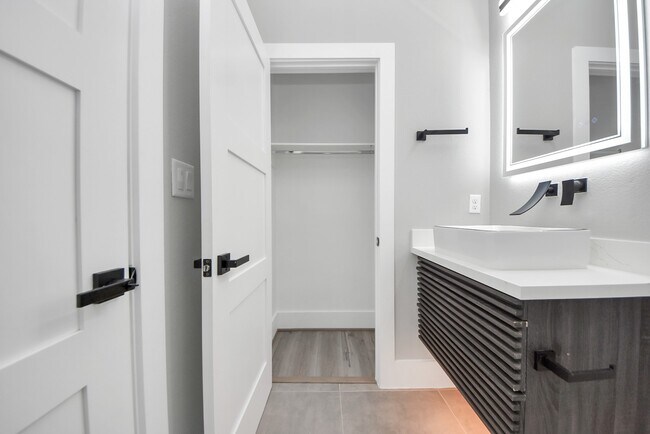 Building Photo - 604 W 28th St