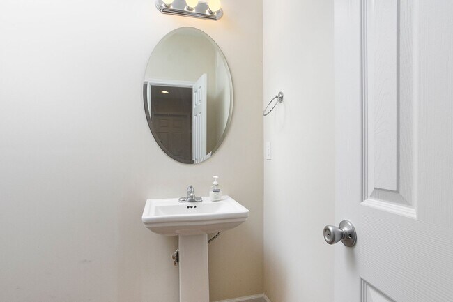 Building Photo - Beautiful 3 Bedroom/ 2.5 Bath Townhome in Northern Durham! Available Now!