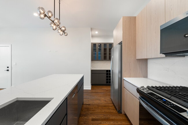 Building Photo - 416 E 50th Pl