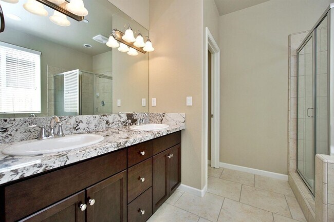 Building Photo - Beautiful 3/2.5 near Clovis East High School