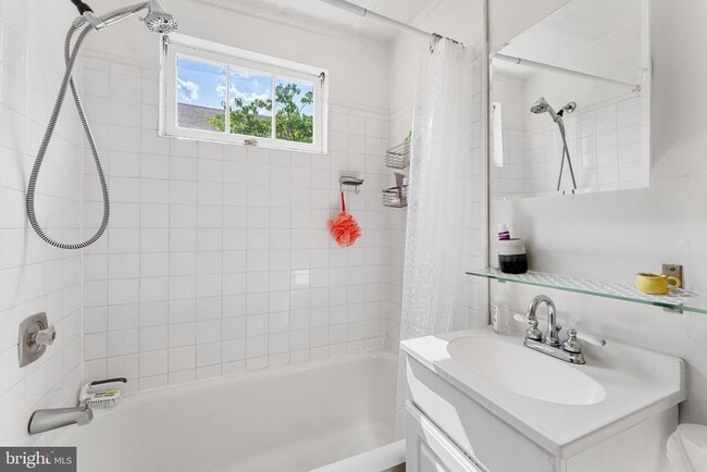 Building Photo - 513 E Custis Ave