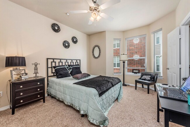 Building Photo - 4bed/4.5 LakeRidge Townhome Available for ...