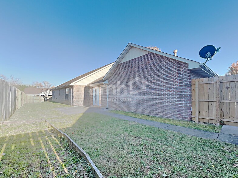 Building Photo - 2303 Sir Edward Ln
