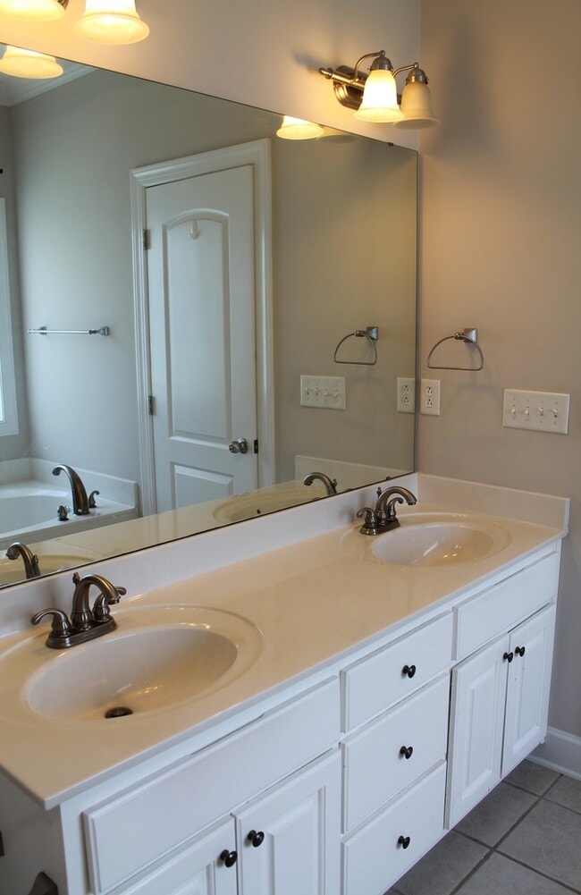 Building Photo - GREAT RENTAL IN FOX HOLLOW SUBDIVISION!