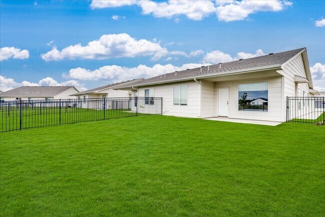 Building Photo - Skyway-Maxine Plan