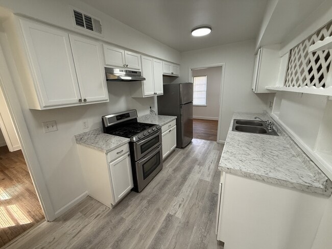 Building Photo - 914 Stratford Rd